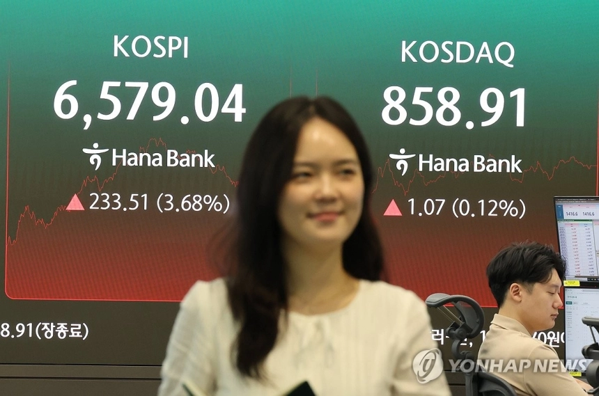 코스피 3.68% 급등, 3거래일 연속 상승 마감 / 연합뉴스