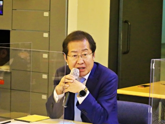 홍준표 “블록체인 기술 도입으로 국정 효율성 높이겠다”