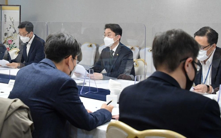 기재차관 "메타버스·블록체인 등 신산업에 2조 6000억 투입"