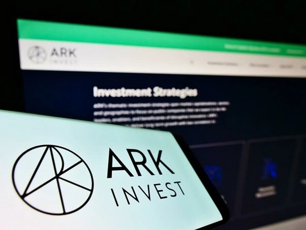 캐시 우드, ETF 성과로 2030년보다 빠르게 비트코인 100만 달러 돌파 전망