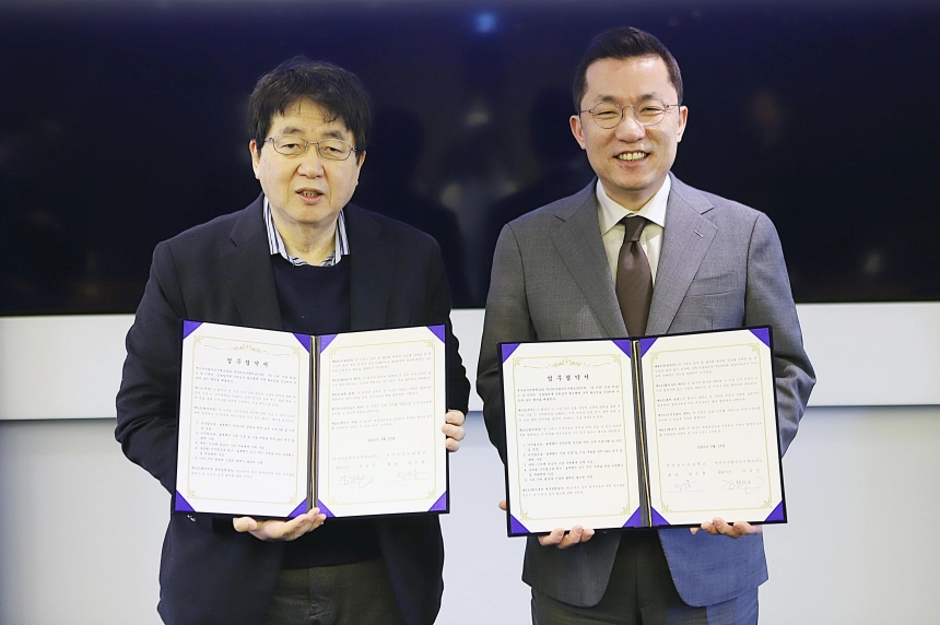 김상민 부산디지털자산거래소 대표와 장순흥 부산외국어대학교 총장이 13일 글로벌 디지털금융 허브 및 블록체인 도시 부산을 만들기 위한 업무협약을 체결하고 있다. / 비단