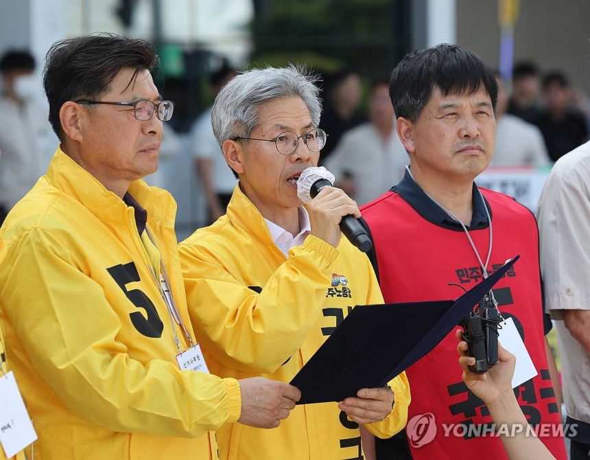 민주노동당 권영국 대선 후보가 19일 울산시 북구 현대자동차 울산공장 정문에서 기자회견을 하고 있다. (울산=연합뉴스)