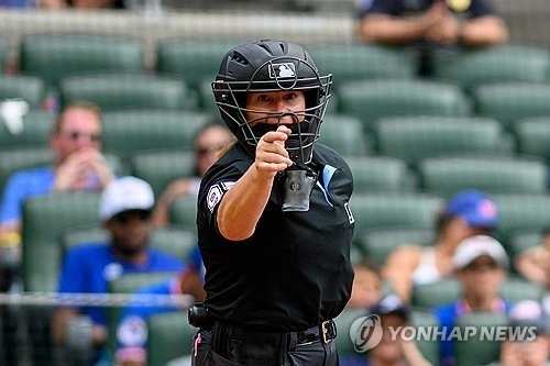 MLB 150년 역사 바꿨다… 젠 파월, 첫 여성 주심으로 그라운드 리드 / 연합뉴스