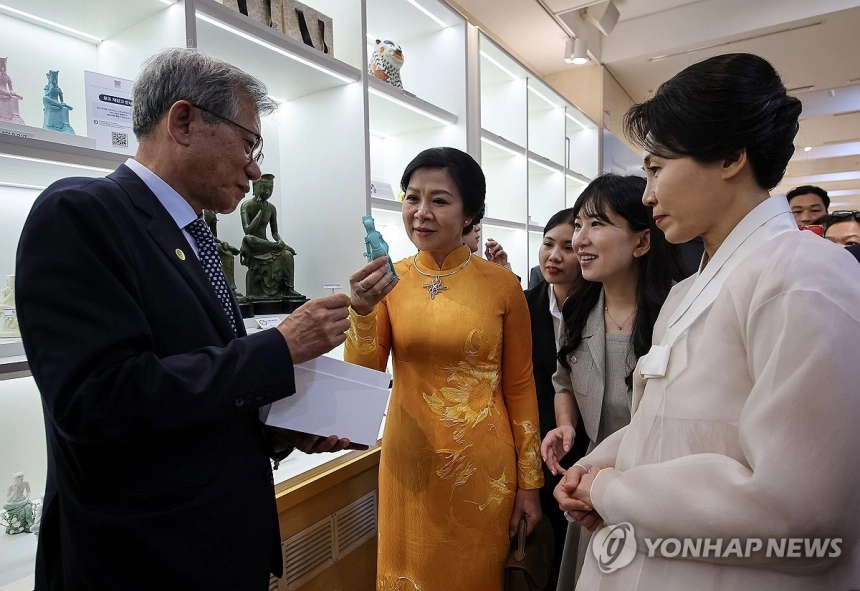 김혜경 여사, 베트남 퍼스트레이디와 박물관 동행…'배우자 외교'로 문화 교류 강화 / 연합뉴스