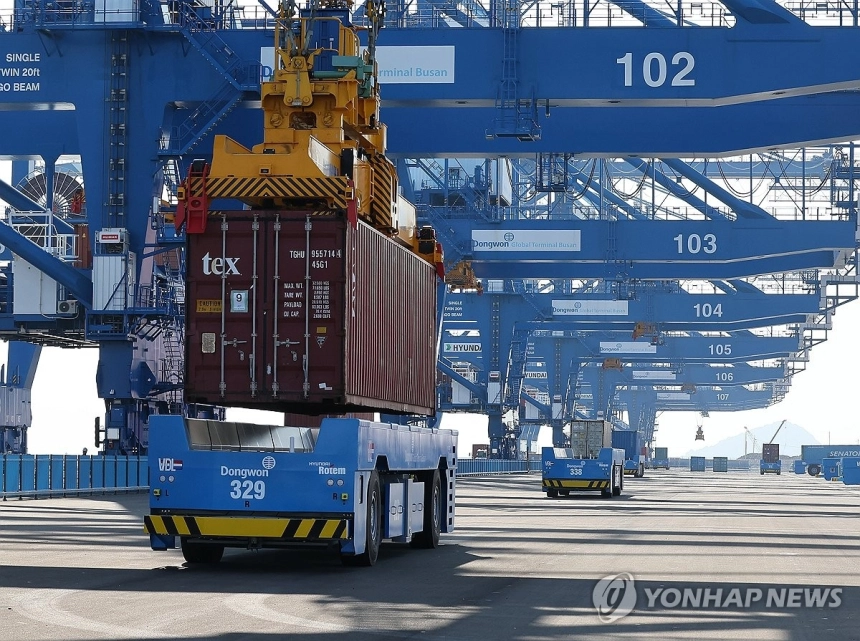 부산항, AI·로봇으로 스마트 항만 탈바꿈… 동북아 물류 허브 노린다 / 연합뉴스