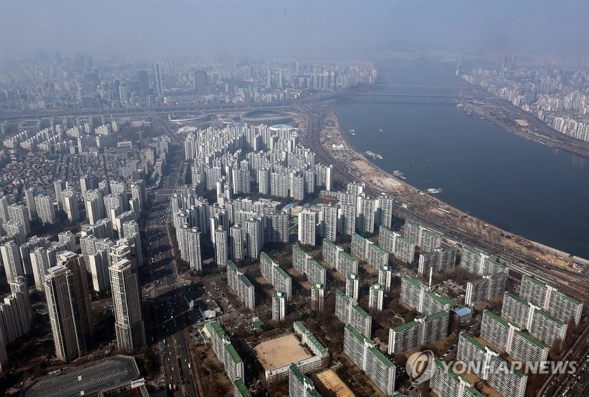 서울 초고가 아파트, 대출 규제에 따른 가격 조정 가속화 / 연합뉴스