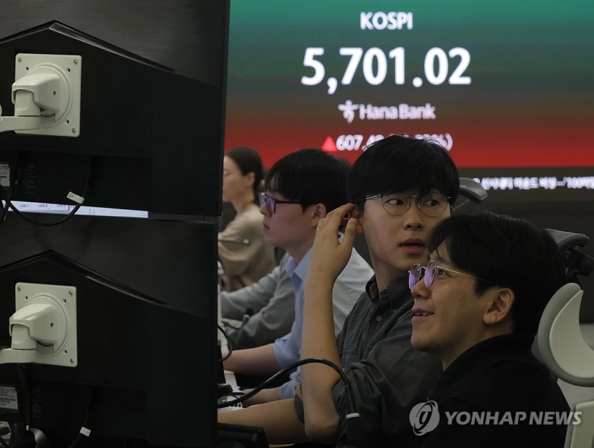 중동 긴장 속 코스피 변동률 11.42% 기록, 주식 시장 흔들 / 연합뉴스