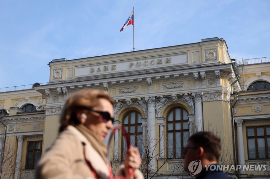 러시아, 주요국과 대조된 금리 인하 결정…유가 및 제재 완화 배경 / 연합뉴스