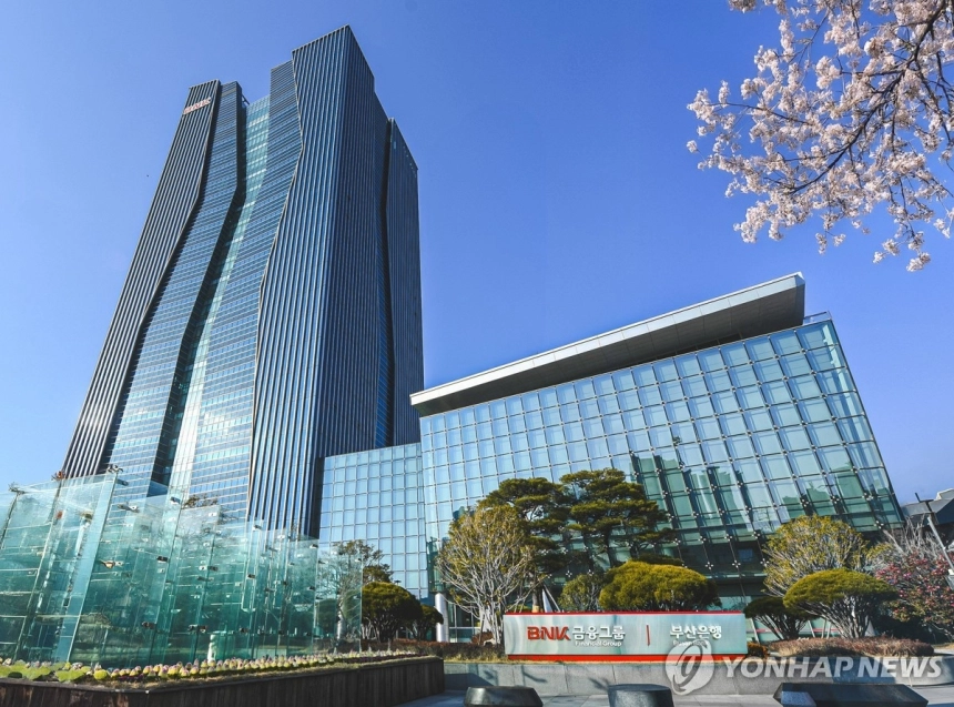 BNK저축은행, 소상공인과 사회 취약계층 위한 '동행금융' 프로그램 시작 / 연합뉴스