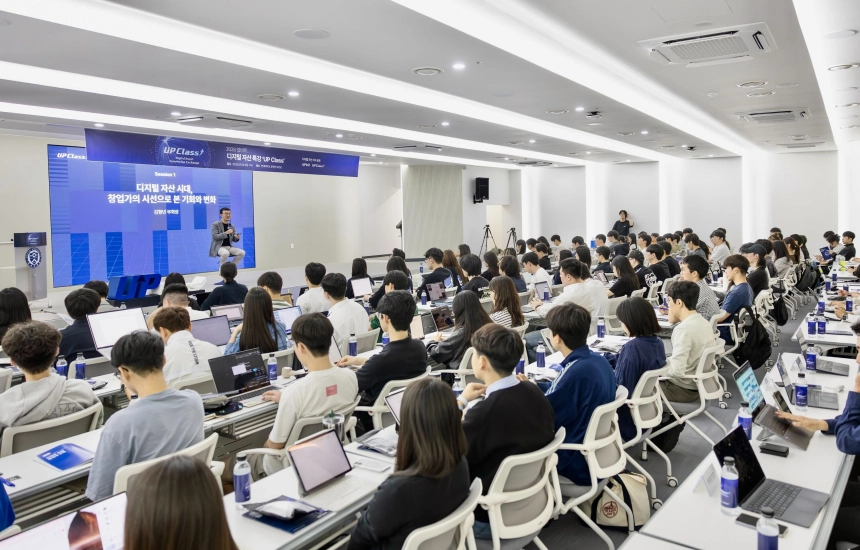 ‘디지털 자산 시대, 창업가의 시선으로 본 기회와 변화’를 주제로 김형년 두나무 부회장이 연세대 신촌캠퍼스 공학원을 찾은 청년들과 현장에서 소통하고 있다.
