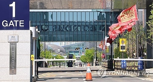 삼성바이오로직스, 인건비 급증과 파업 영향으로 실적 부담…목표주가 15% 하향 / 연합뉴스