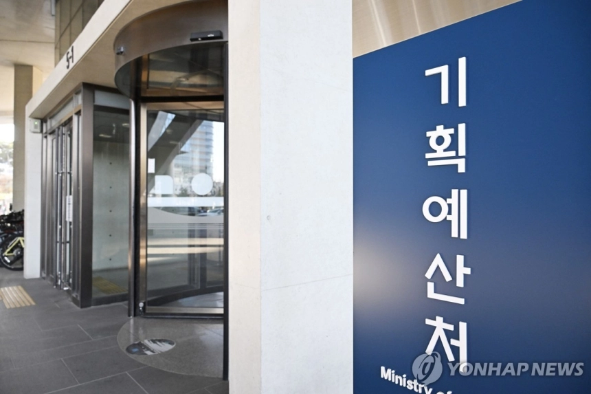 한국 경제, 예상치 웃도는 2.5~3.0% 성장 전망 / 연합뉴스