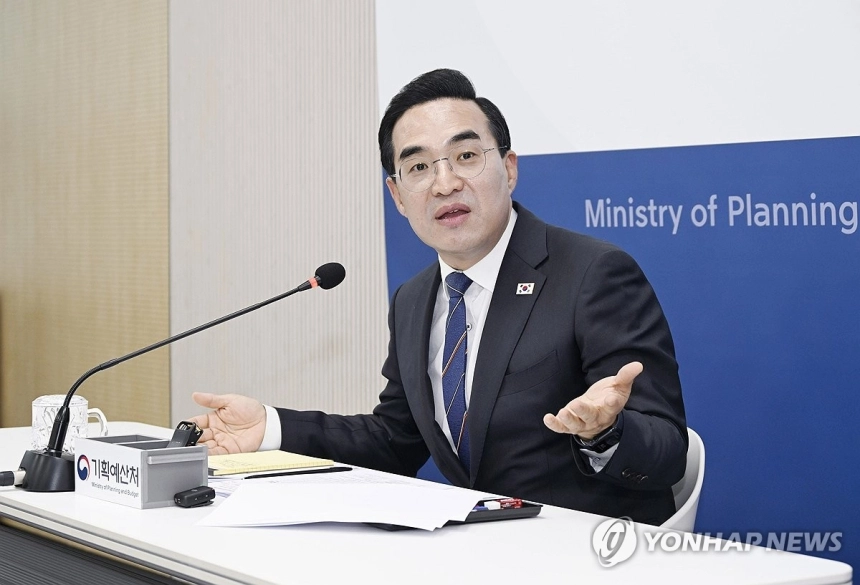 정부, 추경과 지출 구조조정으로 경제 회복 강조 / 연합뉴스