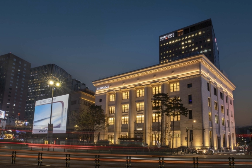 백화점, 명품 열풍에 매출 강세 이어가다 / 연합뉴스