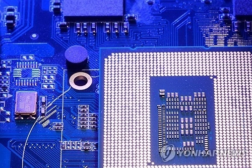 AI 투자 폭주, 반도체 가격 급등 '칩플레이션' 경고 / 연합뉴스