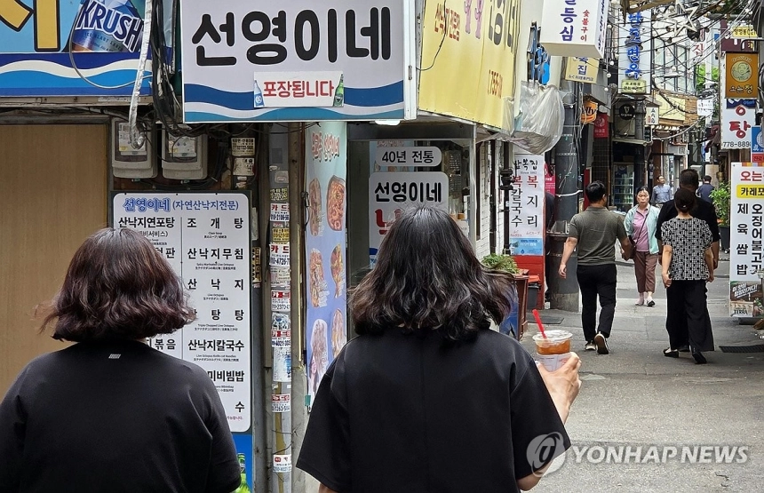 고령 자영업자 대출 19.5% 급증…금리 부담과 내수 부진의 결과 / 연합뉴스