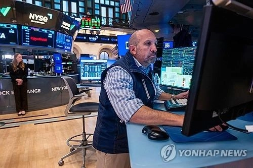 이란의 호르무즈 해협 통과 차단 전망에 뉴욕 증시 약세 / 연합뉴스