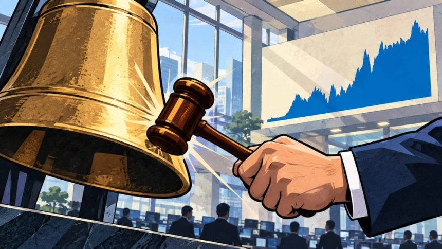 서울 금융가의 증시 전광판과 행인 / TokenPost.ai