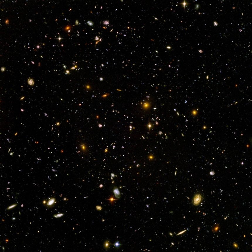 예측시장 화면을 띄운 스마트폰과 하드웨어 지갑 / NASA and the European Space Agency. (Public domain)