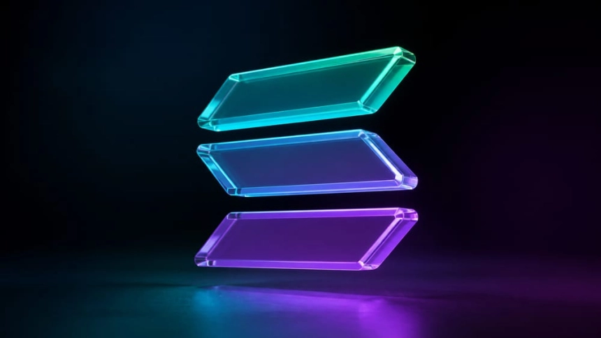 런던 법원 앞에 선 소송 당사자들 / TokenPost.ai